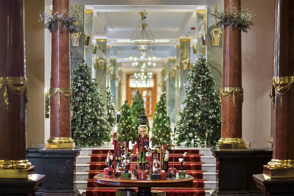 Рождественская тема в парадной зоне «Гранд Отеля Европа»