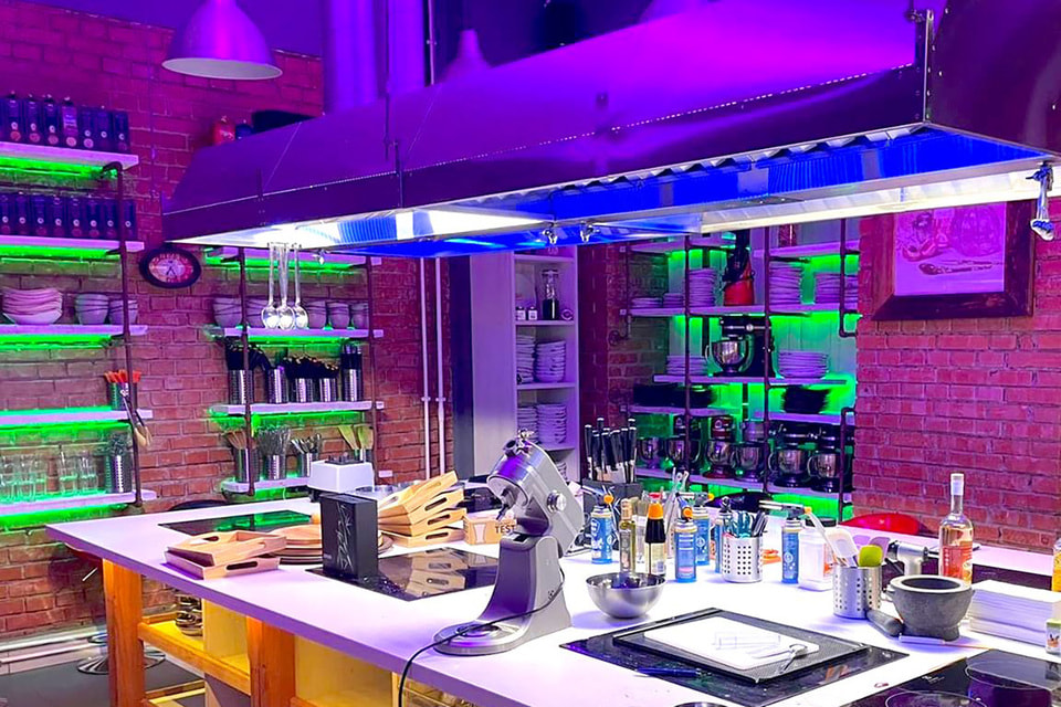 Каждая зона студии Food Loft имеет индивидуальное световое оформление