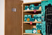 Адвент-календарь высотой 122 см напоминает кабинет редкостей и содержит внутри 24 коробочки с украшениями и предметами для декора дома от Tiffany &amp; Co.