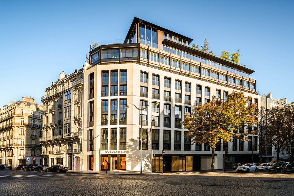 Bvlgari Hotel Paris расположен на авеню Георга V, в так называемом «Золотом треугольнике» французской столицы