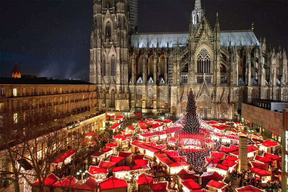 Рождественская ярмарка на площади Ронкаллиплац близ Кафедрального собора в Кёльне