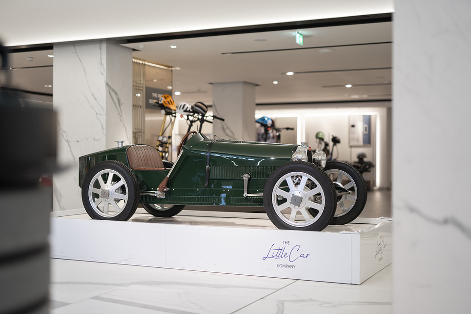 Мини-Bugatti с задним приводом, электрической трансмиссией и гидравлическими тормозами представлен в британском Harrods