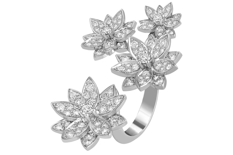 Бриллиантовые цветы лотоса в кольце Diamond Breeze интригующе закрывают сразу два пальца