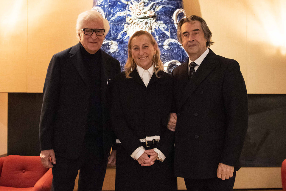 (Слева направо): главный исполнительный директор Prada Патрицио Бертелли, дизайнер Миучча Прада Бианки и дирижер Риккардо Мути