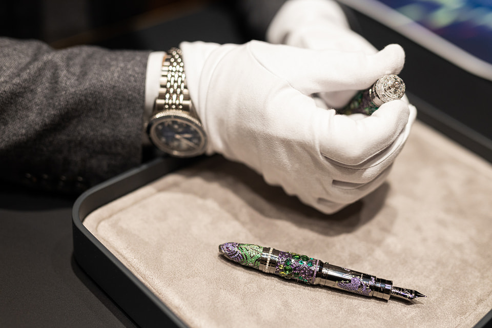 Корпус пишущего инструмента, посвященный Раулю Амундсену, создан из черненого белого золота и декорирован изумрудами, аметистами и бриллиантами