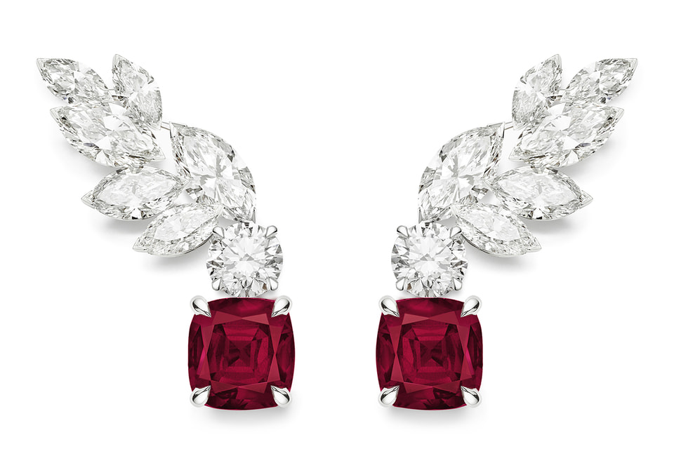 Смысловым центром дизайна украшений Piaget Treasures являются цветные драгоценные камни весом в 2-4 карата, которые обрамляют бриллианты