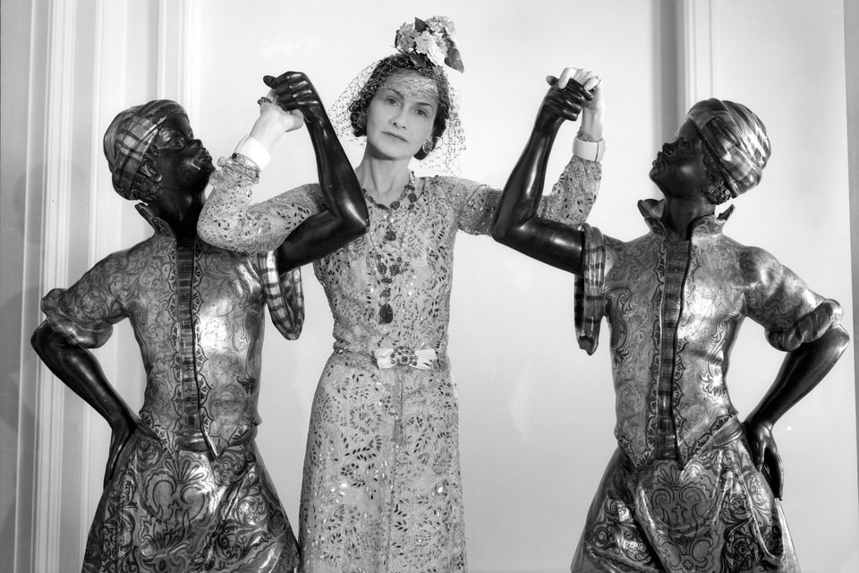В 2017 году в Sotheby's Geneva прошла выставка фотографий Сесила Битона «Портреты женщин в ювелирных украшениях» – среди знаменитых дам XX века, позировавших в своих драгоценностях, была и Коко Шанель, запечатленная в 1937 году