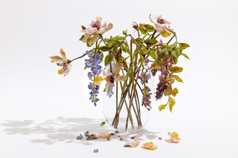 Художница Лилла Табассо старается довести технику по созданию стеклянных цветов до виртуозности, чтобы добиться натурализма 