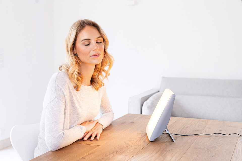 Beurer TL 45 Perfect Day daylight therapy lamp«Совершенный день» от немецкой фирмы медоборудования Beurer способна освещать светом трех цветов. Такая лампа может быть с вами в течение всего дня (она компактна) и поддерживать вас на разных его стадиях: работа или отдых. Как пишет производитель, Perfect Day идеальна для использования в офисе. Лампа излучает 10 000 лк, причем рекомендуется находиться на расстоянии не менее 20 см от нее. Производитель предоставляет 3 года гарантии пользования этим прибором.