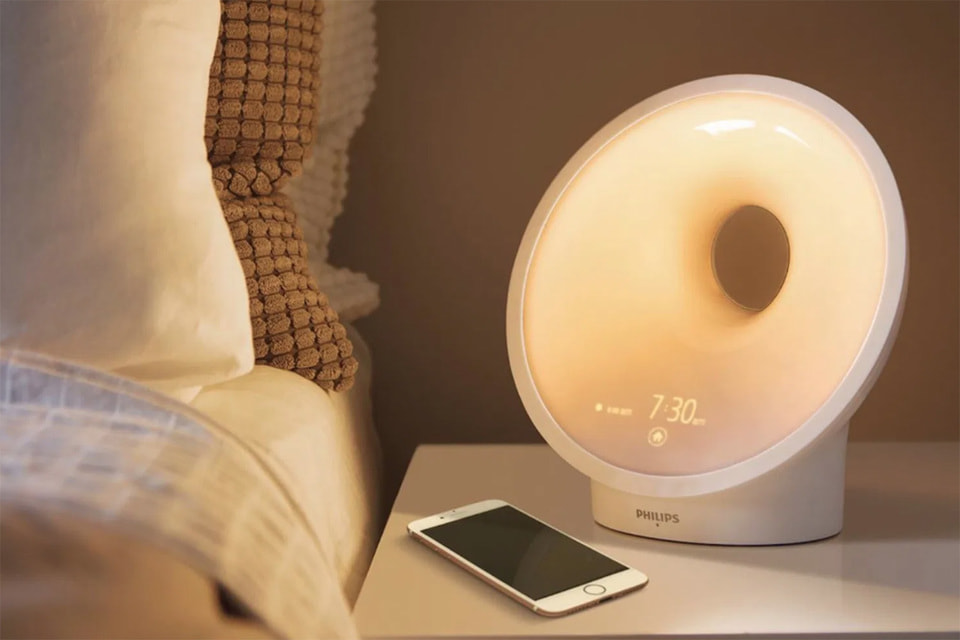 Световой будильник Philips SmartSleep Sleep & Wake-up Light HF3650Еще один световой будильник, на этот раз от Philips, разбудит своего владельца светом постепенно восходящего солнца и такими дивными звуками природы, как трели птиц, поющие чаши Непала, шум воды летнего озера. Засыпать предлагается под звуки волн или подводного мира. Цвета имитации восходящего солнца – белый, оранжевый, желтый и янтарный.