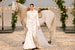 В финале дефиле Chanel Couture весна-лето 2021 на подиум вышла модель в наряде невесты и его белоснежность оттеняла белая лошадь