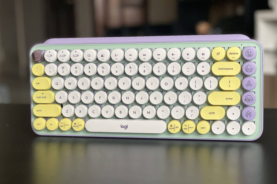 Клавиатуры LogitechВ то время как планшеты становятся способны заменять ноутбуки во многих задачах, а ноутбуки в свою очередь по-прежнему не очень эргономичны с точки зрения набора текста, Logitech дает альтернативных помощников в виде автономных клавиатур.Для него: клавиатура MX Keys Mini (в серии есть и мышь MX Anywhere 3) минималистична и позволяет оптимизировать рабочее пространство, даже если работать приходится в поездках «на коленке». У клавиш есть сферические углубления; для диктовки, отключения/включения микрофона и вставки emoji выделены отдельные клавиши; подсветка клавиатуры автоматически подстраивается под окружающее освещение и загорается при приближении рук. Работает девайс до 10 дней на полном заряде и до 5 месяцев с отключенной подсветкой.Для нее: logitech POP Keys (на фото) – цветастый ретропривет «ламповым» технологиям поколения пишущих машинок, дарящий те же самые приятные ощущения от щелчков во время набора текста. Можно выбрать из трех цветовых оформлений, в комплекте с клавиатурой идут 4 сменные клавиши эмодзи – дополнительно к четырем, уже установленным на клавиатуре, которые можно комбинировать между собой. А технология Easy-Switch позволяет переключаться между тремя разными устройствами одним нажатием кнопки.