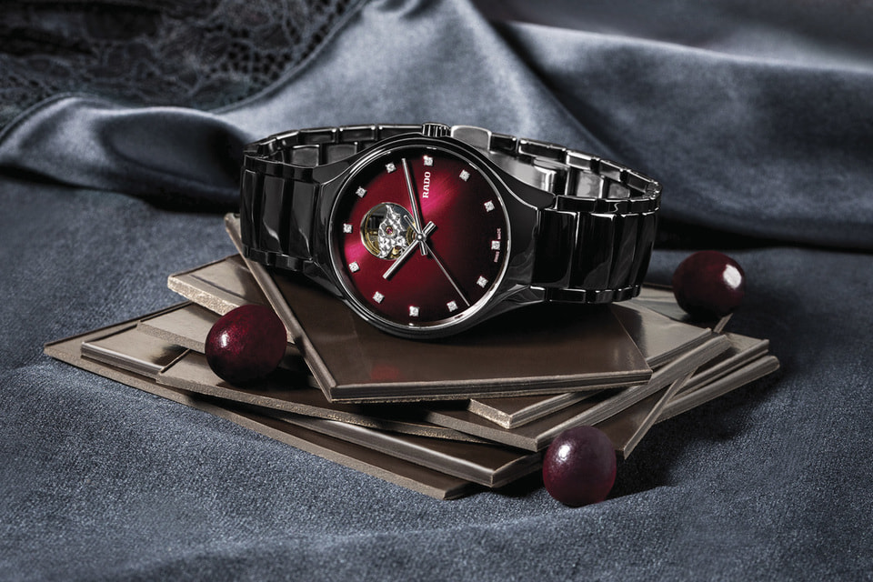 Сочетание корпуса и браслета из черной керамики и красного циферблата часов Rado True Secret по задумке дизайнеров швейцарского бренда должно символизировать любовь и страсть