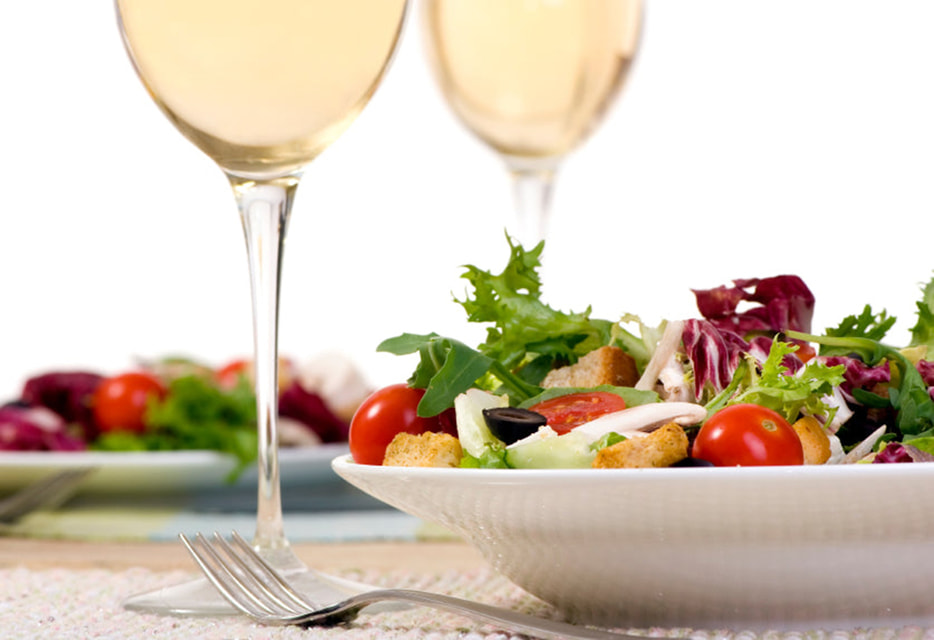 К легкому и свежему белому вину в пару берем салат из сезонных овощей