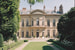 Здание Hôtel d'Orrouer в Париже, где жил кутюрье Юбер де Живанши в окружении части своей коллекции предметов искусства