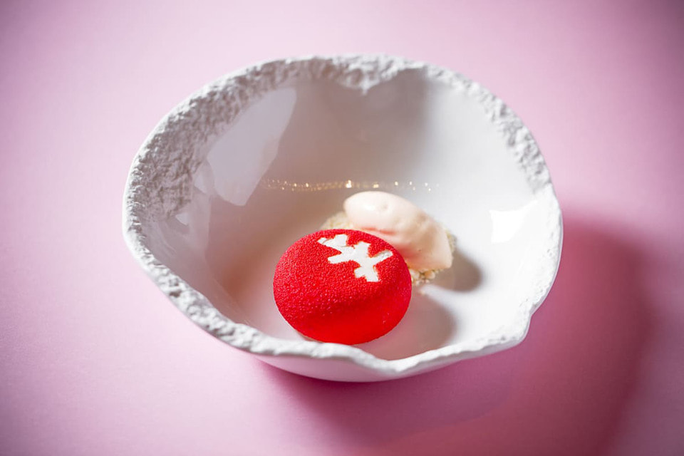 Специальный десерт выполнен кондитерами Wine &amp; Crab в фирменном красном оттенке Erborian и украшен его логотипом