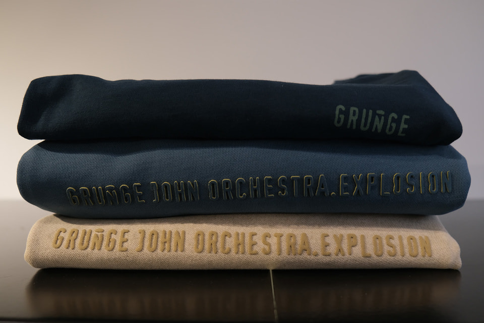 В аутлете Grunge John Orchestra. Explosion представлены женская и мужская верхняя одежда и трикотаж