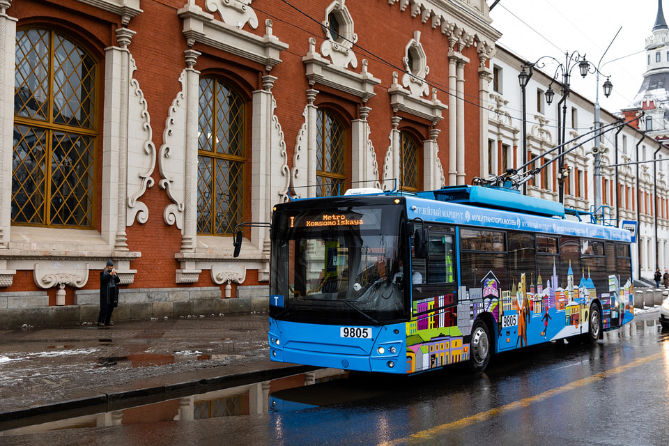 Арт-троллейбус, оформленный современным российским художником Александром Виноградовым, на маршруте «Т»