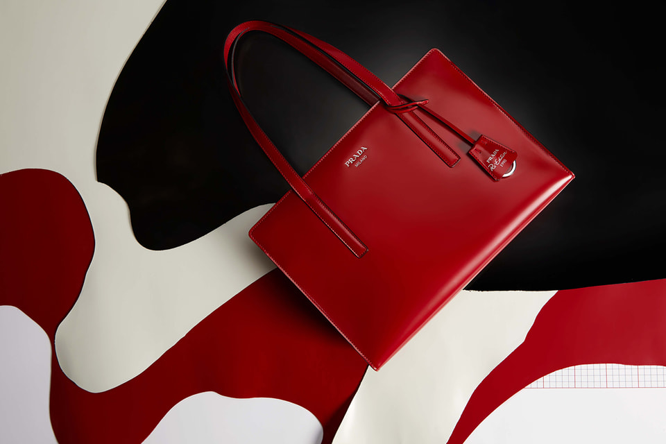 Дизайнеры Prada переосмыслили «вечную классику» бренда – женскую сумку Re-Edition 1995