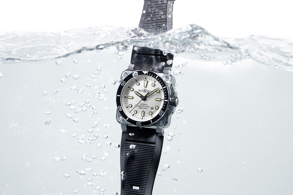 Часы BR 03-92 Diver White вдохновлены миром холодных морей и полярных океанов и поэтому получили молочно-серебристый циферблат с белой разметкой