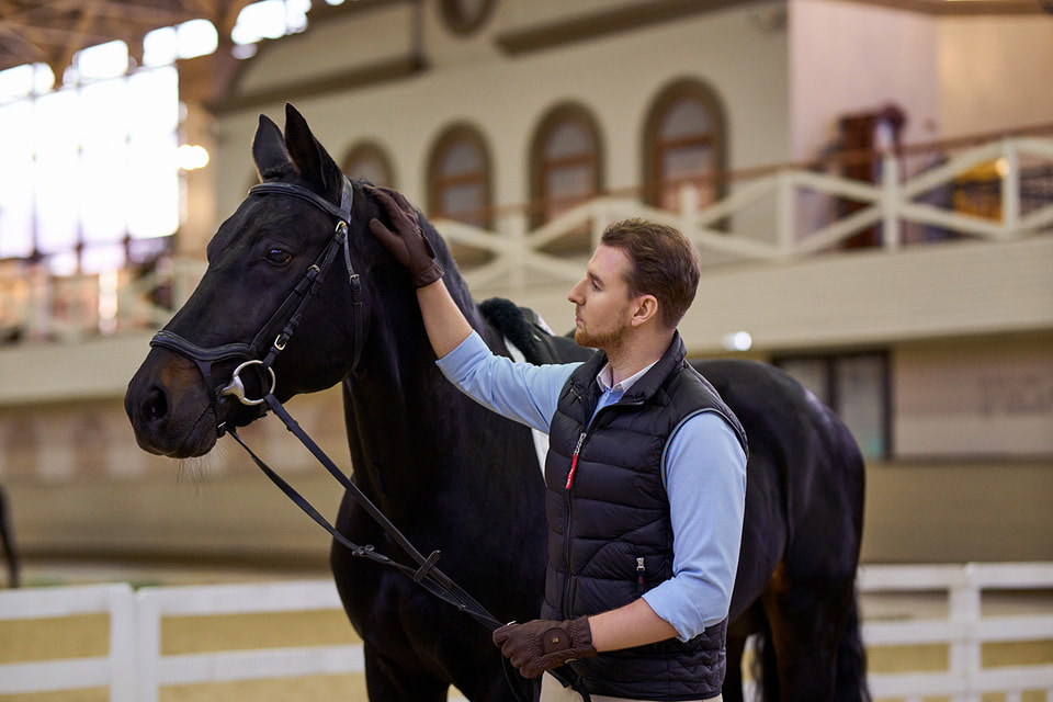 «Для взаимодействия с лошадьми необходимы самоконтроль, умение налаживать контакт с окружающими и доверие», – считает Глеб Козлов.