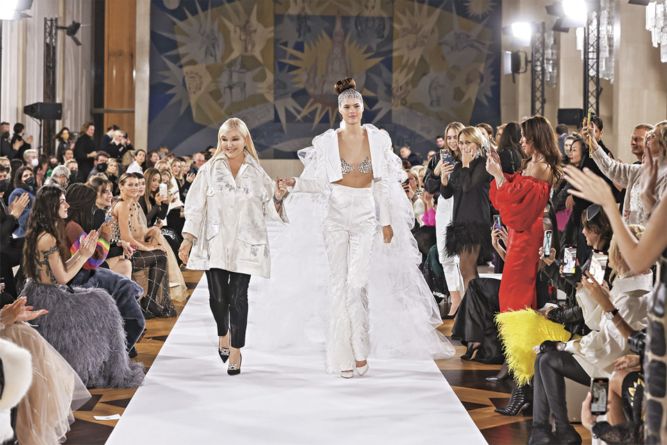 Российский дизайнер Юлия Янина на показе своей коллекции, Париж, Неделя моды Haute Couture