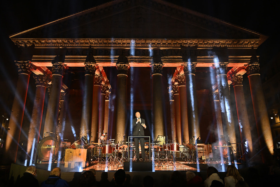 О новом мировом рекорде со сцены перед римским Пантеоном объявил лично Жан-Кристоф Бабен, гендиректор группы Bvlgari