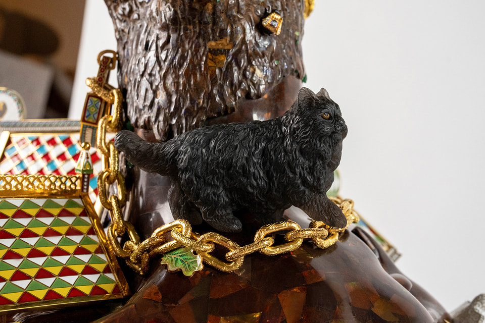 Фигурка «кота ученого» вырезана вручную из обсидиана и закреплена на золотой цепи