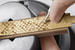 Ювелир Piaget вручную выполняет гравировку на золотых браслетах часов швейцарского бренда