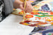 Художник по росписи кимоно Chiso из Киото работает с тканью