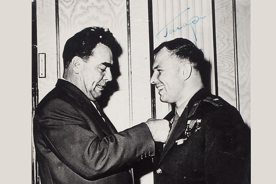 Фотография с автографом Юрия Гагарина, на которой 27 июня 1961 года генеральный секретарь Леонид Брежнев награждает его знаком «Летчик-космонавт СССР»