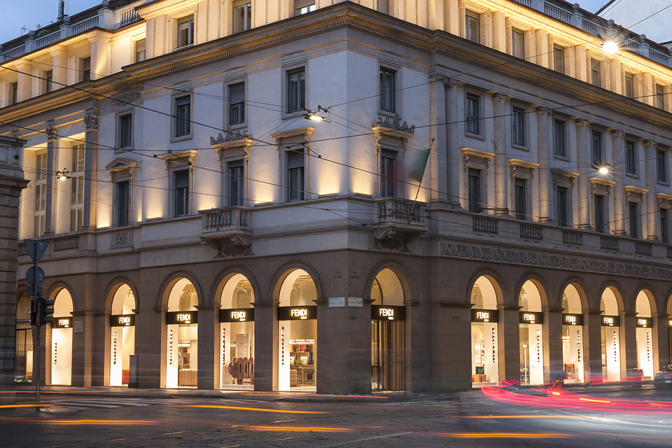 Фасад исторического здания на Пьяцца делла Скала в Милане, где расположился первый флагманский бутик Fendi Casa