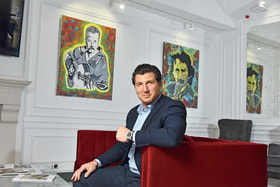 Управляющий партнер Barnes International Moscow Юбер Галларт на фоне своих работ