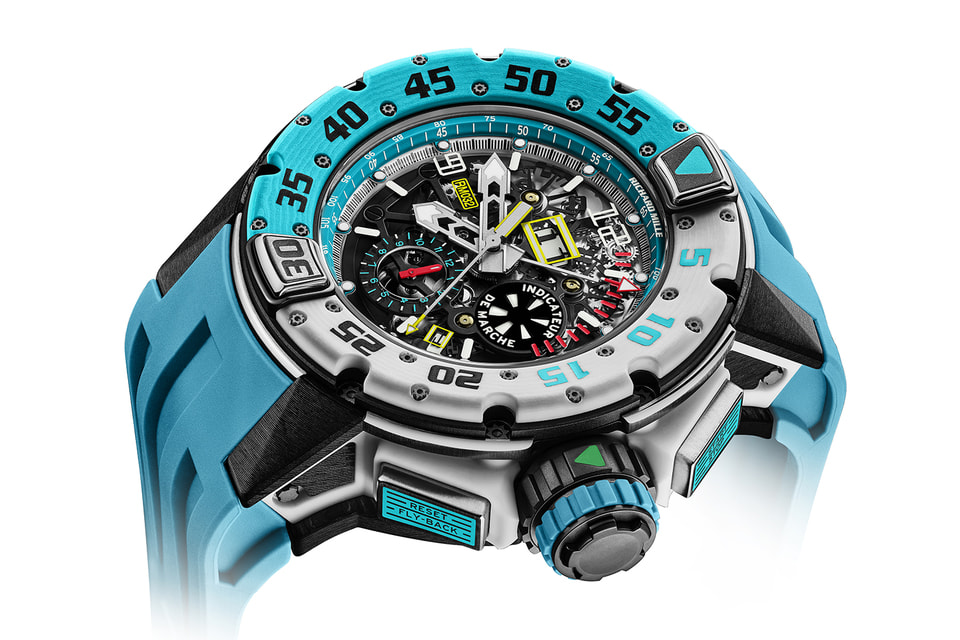 Безель, детали и ремешок часов RM 028 созданы в сочетании белого кварца с фирменным «карибским» голубым цветом регаты 