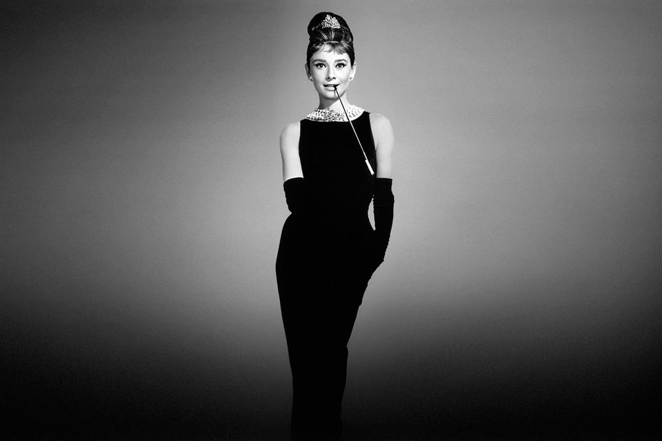 Образ Одри Хепбёрн в платье Givenchy, созданный специально для фильма «Завтрак у Тиффани», не дает покоя дизайнерам и сегодня