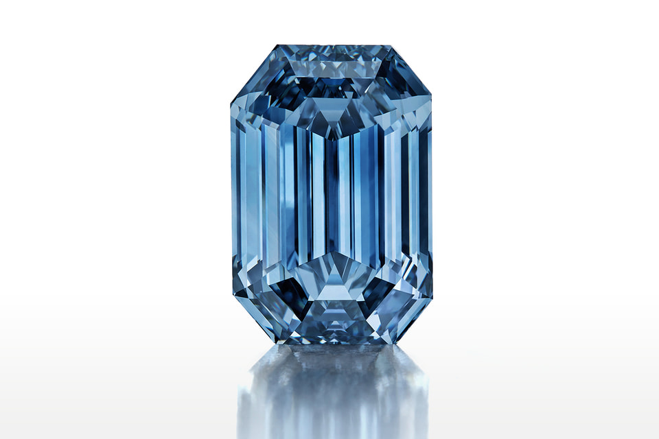 Представленный De Beers и Diacore экземпляр уже объявлен самым дорогим из всех ярко-голубых бриллиантов в истории аукционов