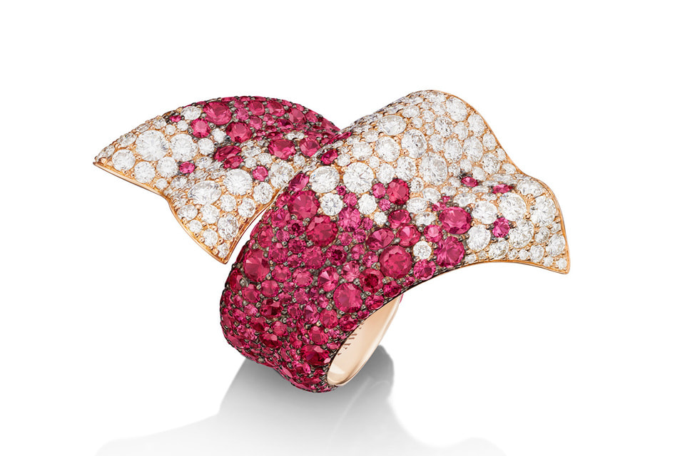 Кольцо из коллекции Ribbon в виде скрученной ленты из розового золота в россыпи рубинов и бриллиантов