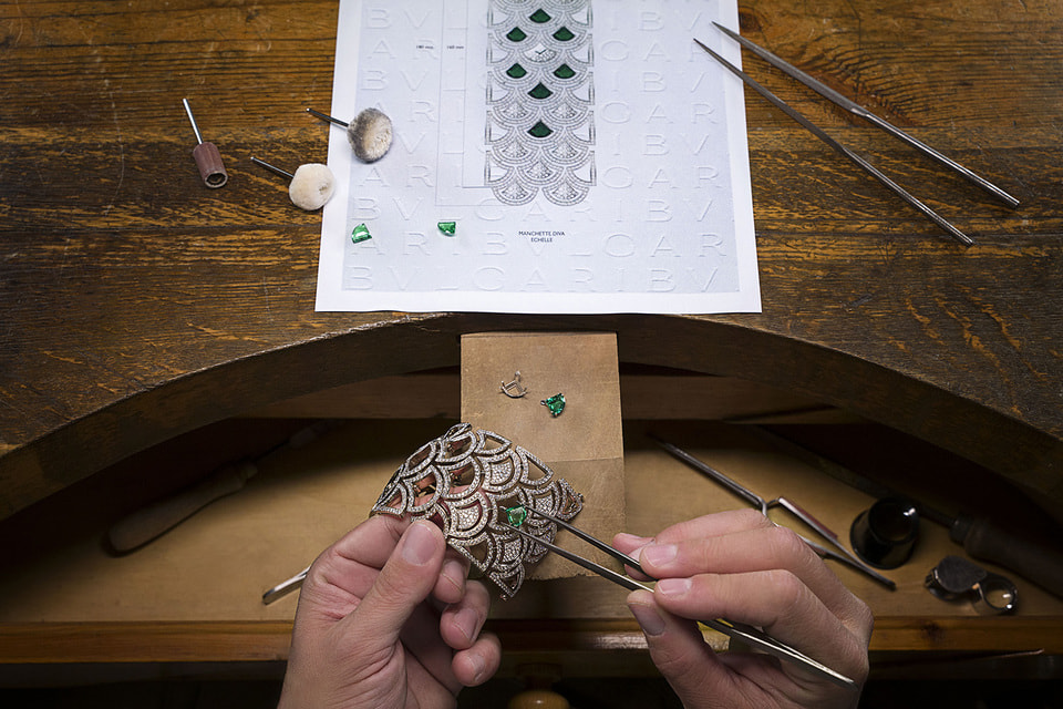 Процесс работы над браслетом-манжетой высокоювелирных часов Divas' Dream из белого золота с 8 замбийскими изумрудами и бриллиантами 