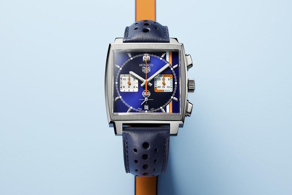 На циферблате новых часов Monaco Gulf Special Edition присутствуют три канонических цвета Gulf, партнера TAG Heuer