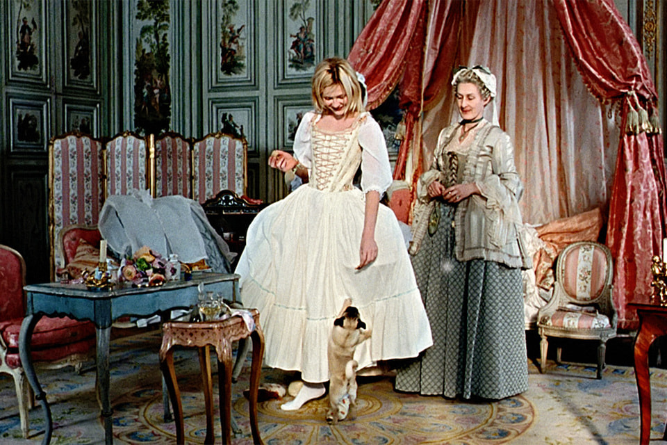 Кадр из фильма «Мария-Антуанетта» (2006 г.): императрица в будуаре играет с любимым мопсом