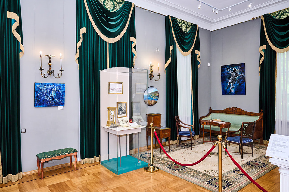 Серия работ художницы Дарьи Котляровой, посвященная освоению космоса, украсила стены кабинета особняка