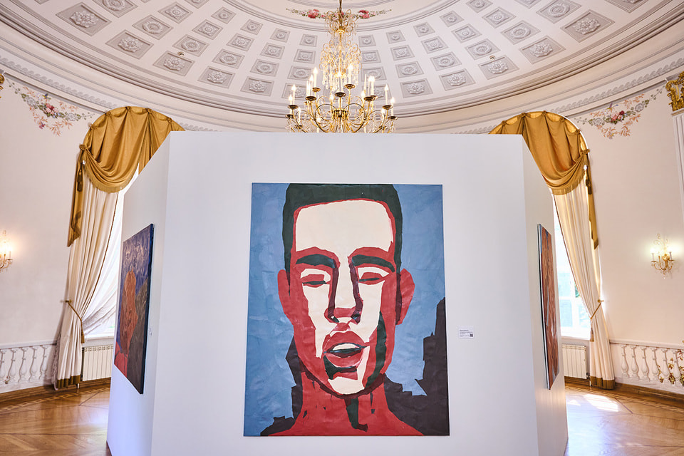 Дерзкие картины художницы Маши Руденко выставлены в зале-ротонде под кессонным  потолком и огромной люстрой из хрусталя