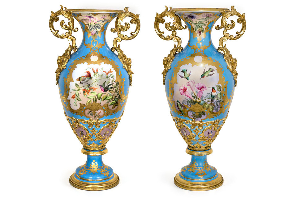 Парные дворцовые вазы с росписью в стиле рококо принадлежали императрице Марии Александровне, супруге императора Александра II