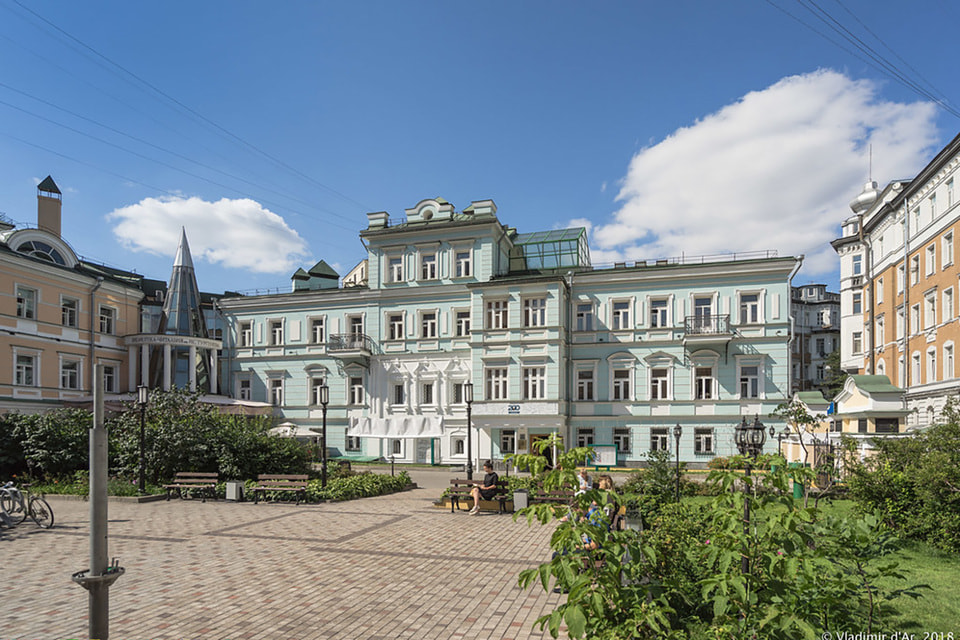 Сегодня библиотека-читальня имени И.С. Тургенева занимает три здания в Бобровом переулке 