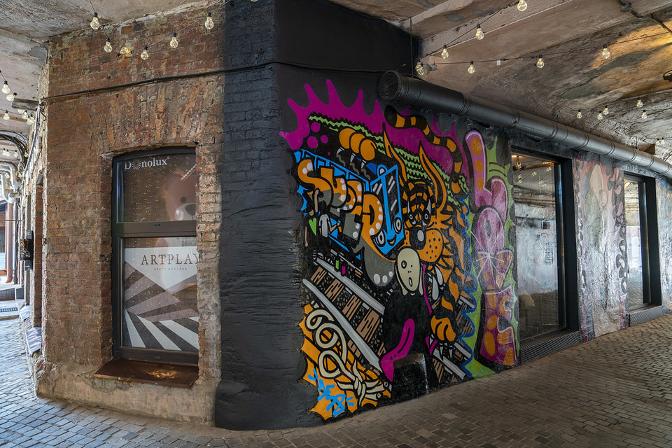 Часть кирпичных стен Artplay украсил проект «Шедевры. Переосмысление» уличного художника Sneksy