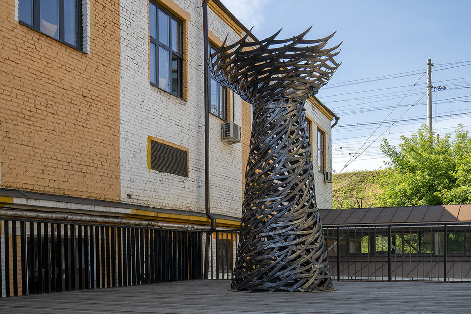 «Шепот», четырехметровая инсталляция Александра Морозова создана из множества металлических кос