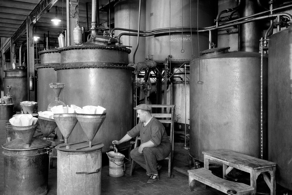 Один из этапов производства духов (фото 1931 г.)