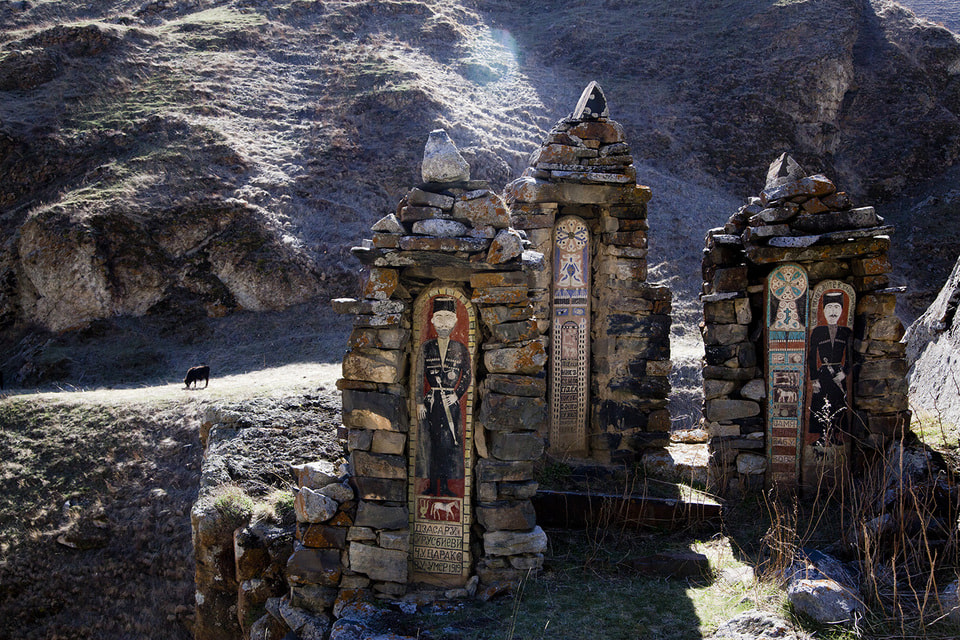 Фотограф Федор Телков отправился в Северную Осетию и создал серию работ «Архитектура памяти»: она демонстрирует так называемые «родовые башни» в Дигорском ущелье 