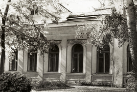Дом, построенный в 1834 году, был основательно перестроен в 1870-х годах тогдашними владельцами – купцами Карзинкиными