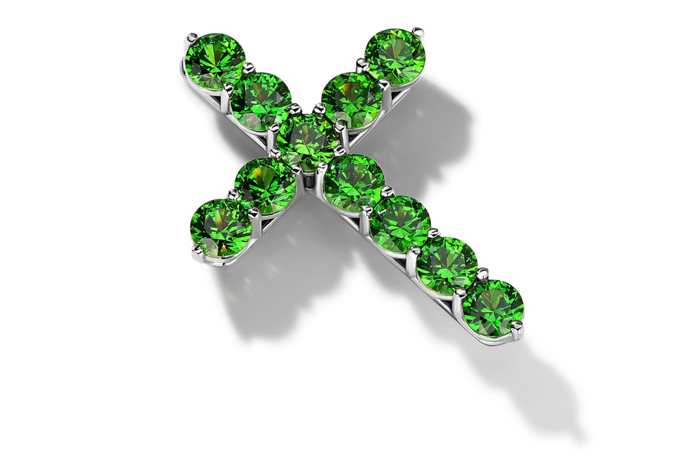 Подвеска в виде креста состоит из одиннадцати ярко-зеленых демантоидов классической круглой огранки